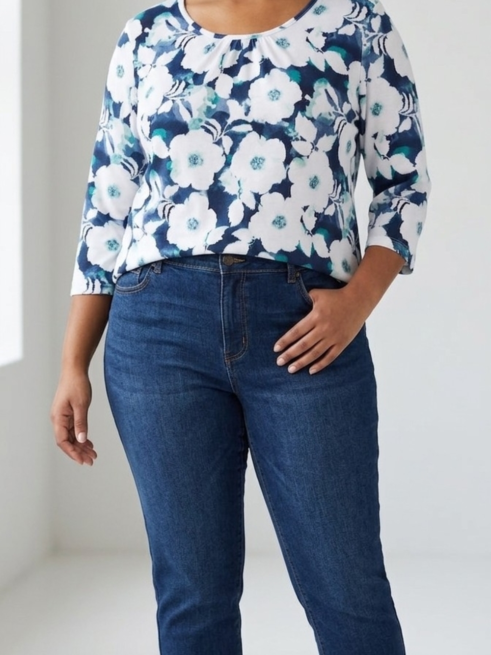 croft & barrow White and Navy Floral Scoop Neck Top.       WS 98